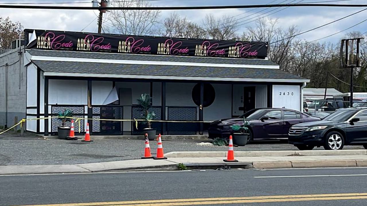 Inicialmente se informó también de una 
<b>mujer herida en el tiroteo,</b> pero las autoridades confirmaron que este otro incidente no estaba relacionado y que ocurrió en otra ubicación al parecer cercana.