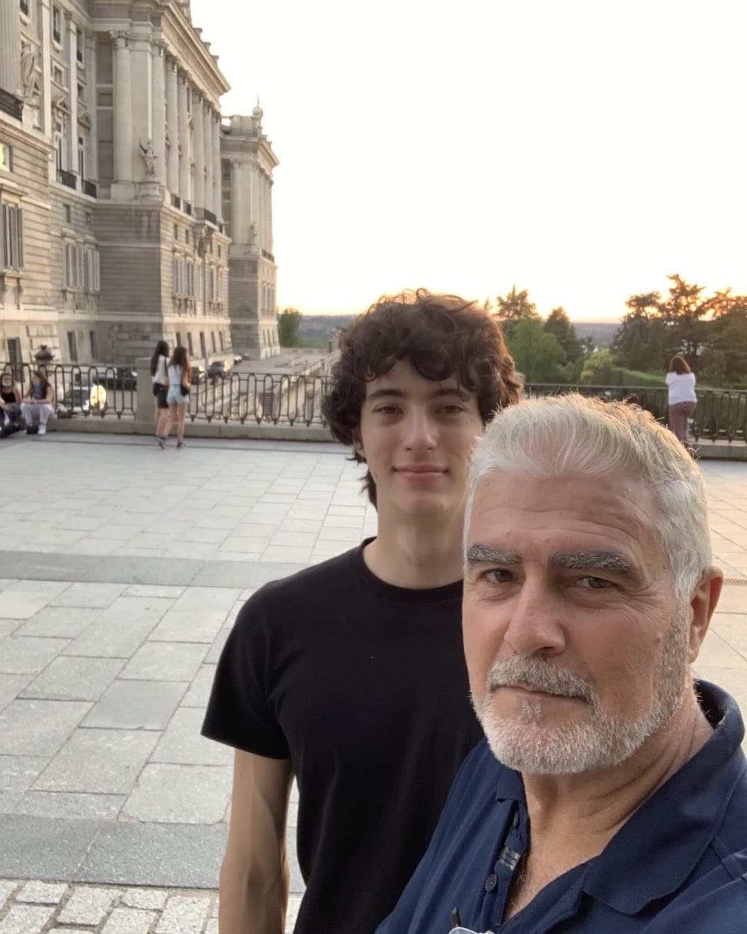 Junto a su
<b> hijo Martín, de 17 años</b>, recorrió el Palacio Real de Madrid.