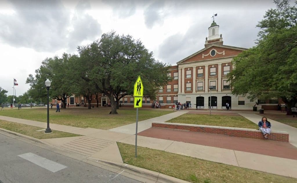 Atienden a cuatro adolescentes por síntomas de sobredosis en preparatoria de Fort Worth