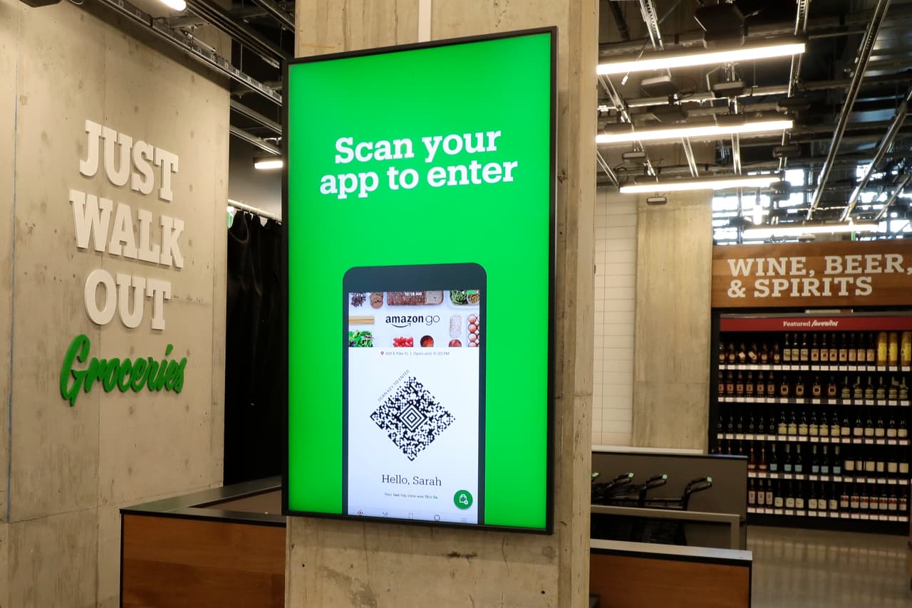Un anuncio en la entrada del supermercado pide a los clientes que usen la aplicación en su teléfono para entrar en la tienda Go Grocery, abierta en el vecindario de Capitol Hill en la ciudad de Seattle.