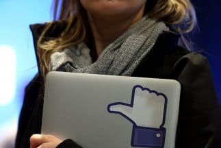 A través de Facebook