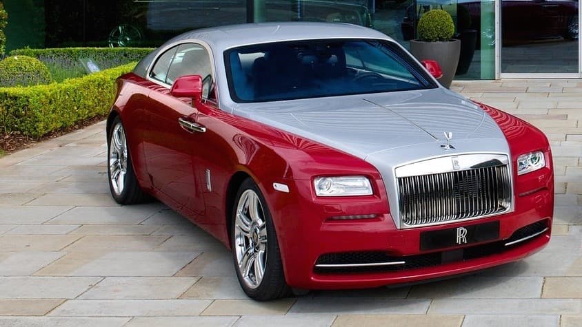 Esta imágen promocional de de Rolls-Royce muestra un Wraith con la misma impactante combinación de colores que utiliza el auto de Gianluca. El Wraith cuanta con un motor V12 que produce un total de 624 caballos de fuerza. Un auto similar en Estados Unidos tiene un precio de 310,000 dólares.