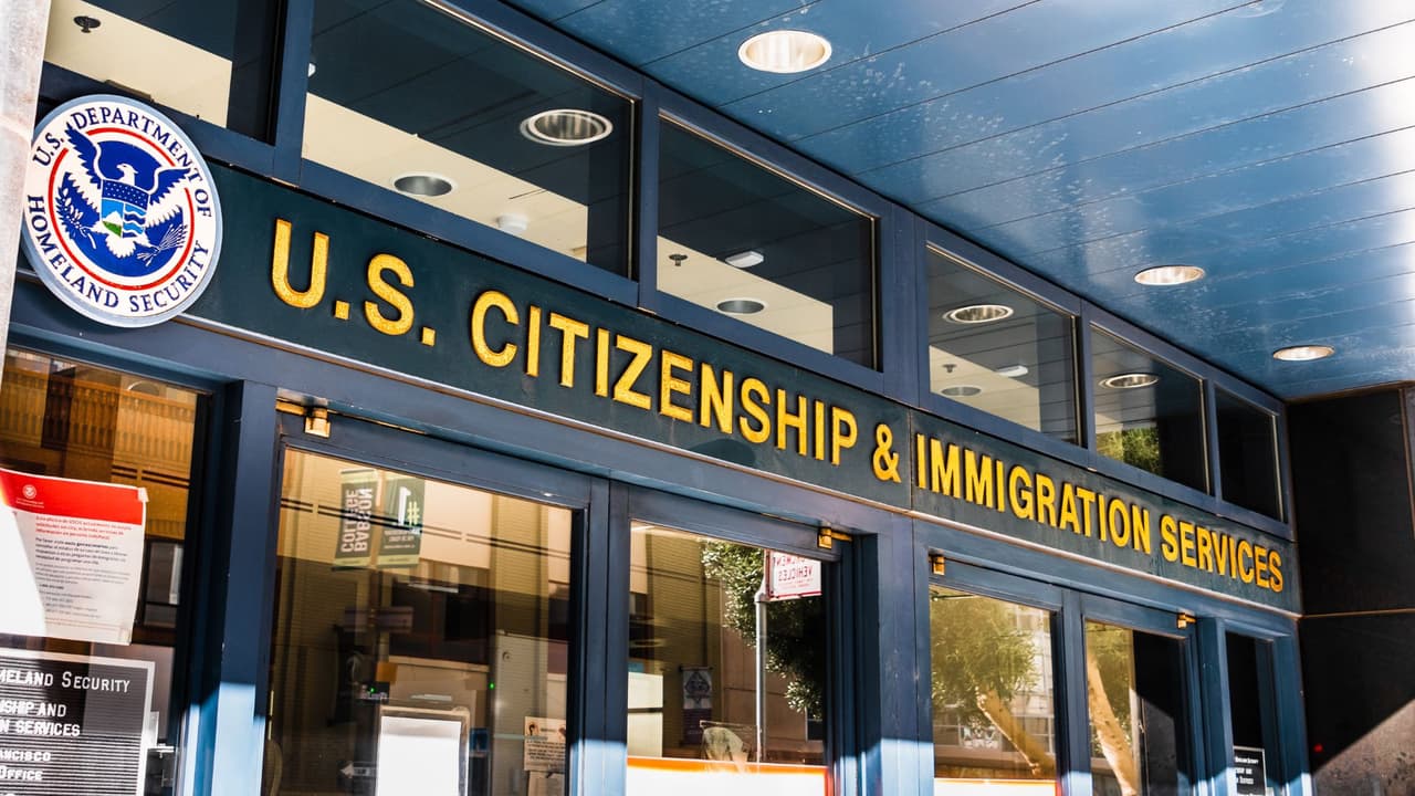 <h3 class="cms-H3-H3">Cuándo llamar o pedir ayuda </h3>
<a href="https://www.uscis.gov/contactcenter" target="_blank">Contact Center de USCIS</a> atiende 
<b>dudas sobre casos, citas o correos perdidos.</b> 
<br>Puedes comunicarte al 
<b>800-375-5283</b>
<br>Si necesitas agendar una cita presencial, 
<a href="https://my.uscis.gov/es/appointment/v2" target="_blank">entra a my.uscis.gov/appointment</a> (disponible en español).