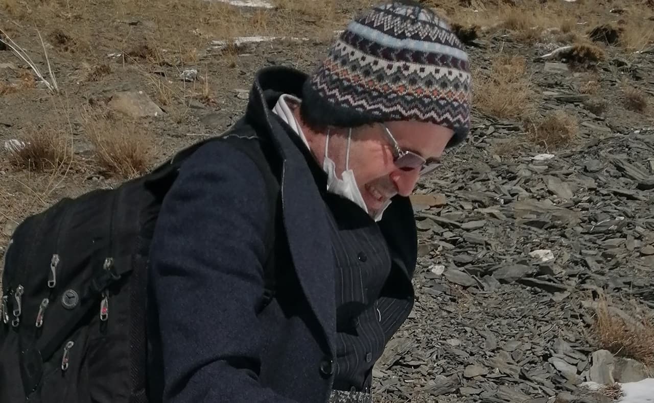 Escapando de Irán: la historia de un académico que huyó por las montañas para eludir una larga condena