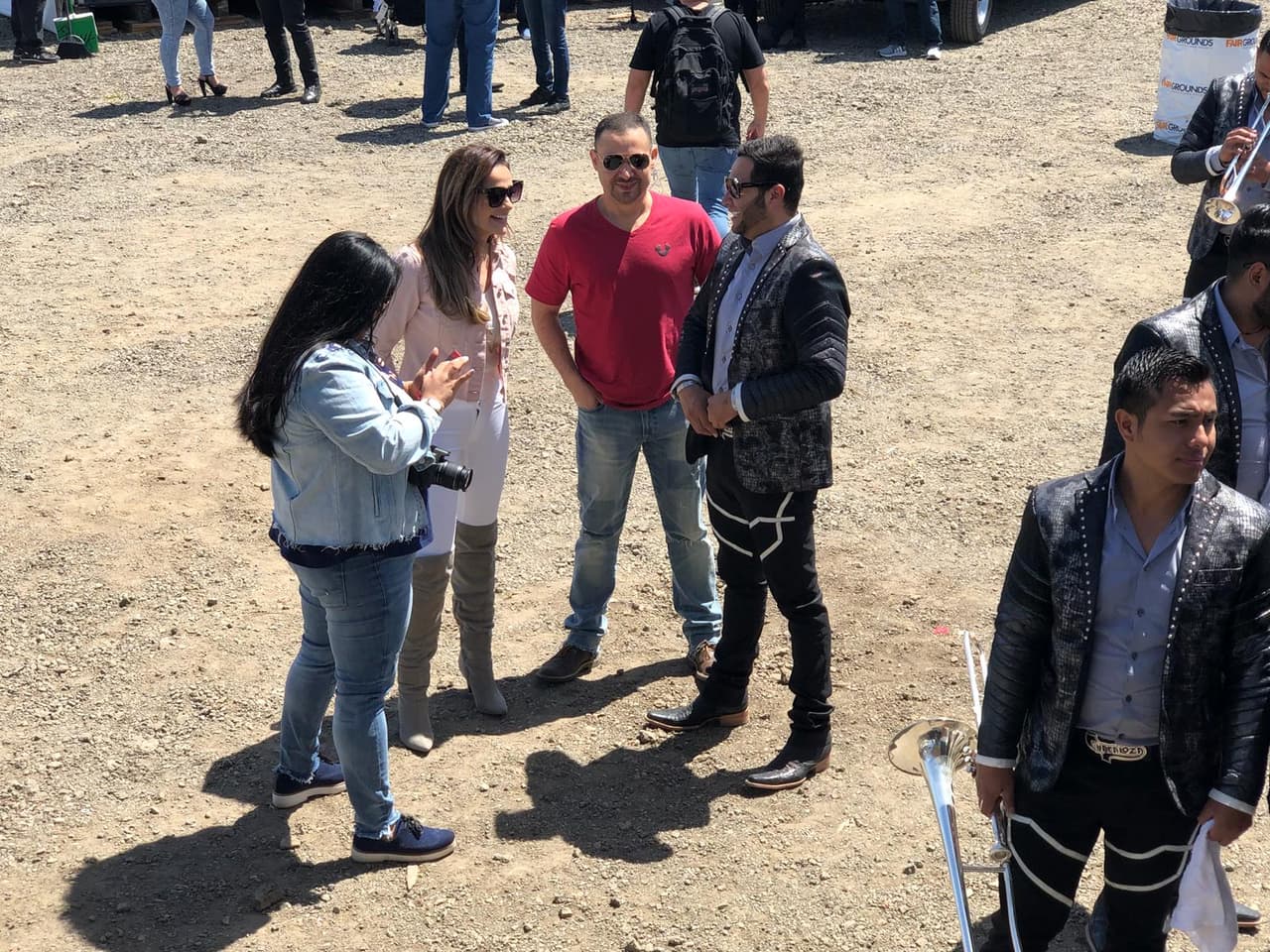 Detrás del escenario, La Chula y La Bestia compartieron con los músicos de la Banda La Chakalosa, que fue la encargada de cantar durante su segmento sobre la tarima.