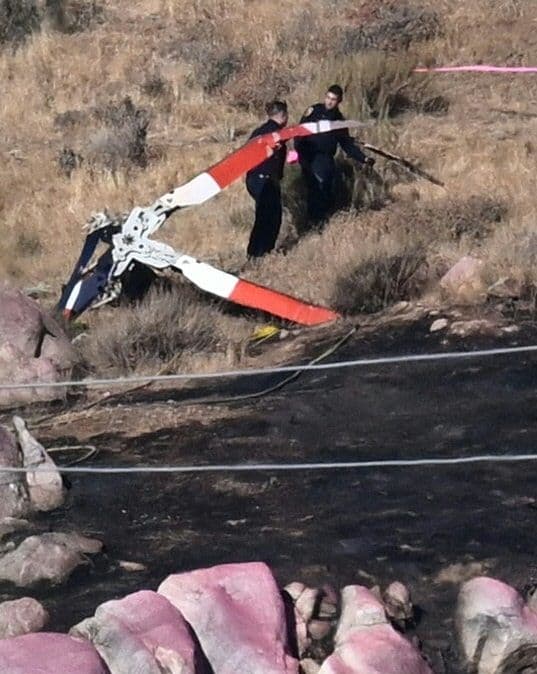 Temprano este lunes 7 de agosto, investigadores revisaban en Cabazon las partes del helicóptero que se estrelló contra una ladera horas antes, causando la muerte del piloto, un capitán y un jefe de los bomberos en el sur de California.