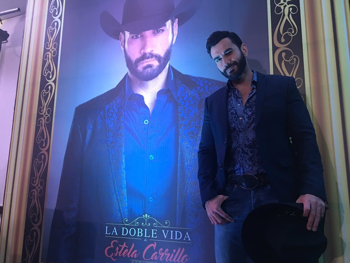 <b><a href="http://www.univision.com/temas/david-zepeda">David Zepeda</a></b> nos ha enamorado con su personaje de 'Ryan Cabrera' en '
<b><a href="http://www.univision.com/novelas/la-doble-vida-de-estela-carrillo">La doble vida de Estela Carrillo</a></b>' y sobre todo ha robado varios suspiros al tener esa imagen de hombre fuerte y protector.