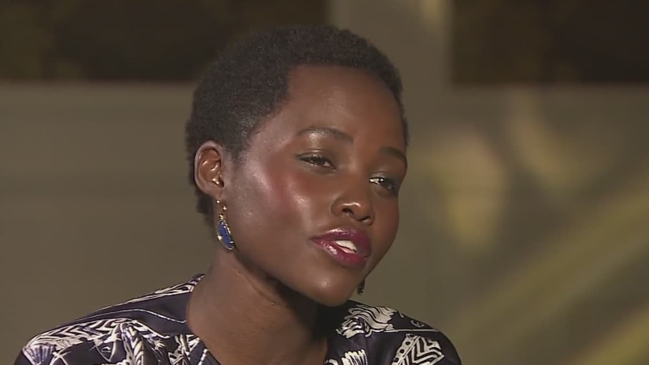 A Lupita Nyong'o le cortaron el cabello en la portada de una revista y así reaccionó
