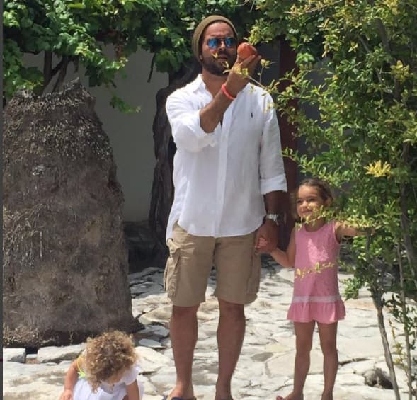 Pero si hay algo que Montero disfruta es salir a caminar con sus hijas, ellas como todo niño curioso le preguntan de todo lo que ven o se encuentran en sus paseos y él feliz trata de responderles sus dudas.