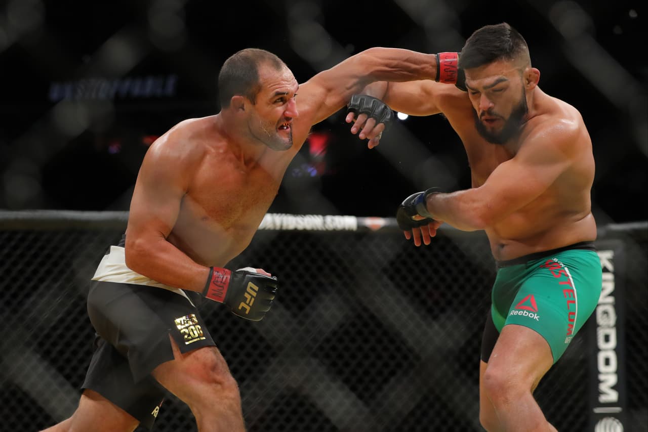 El mexico-americano Kelvin Gastelum tuvo que fajarse para imponerse al duro Johny Hendricks.