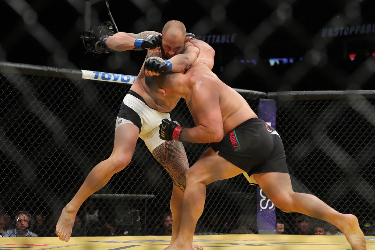 A medida que avanzaba el primer round, Brown se veía más desgastado