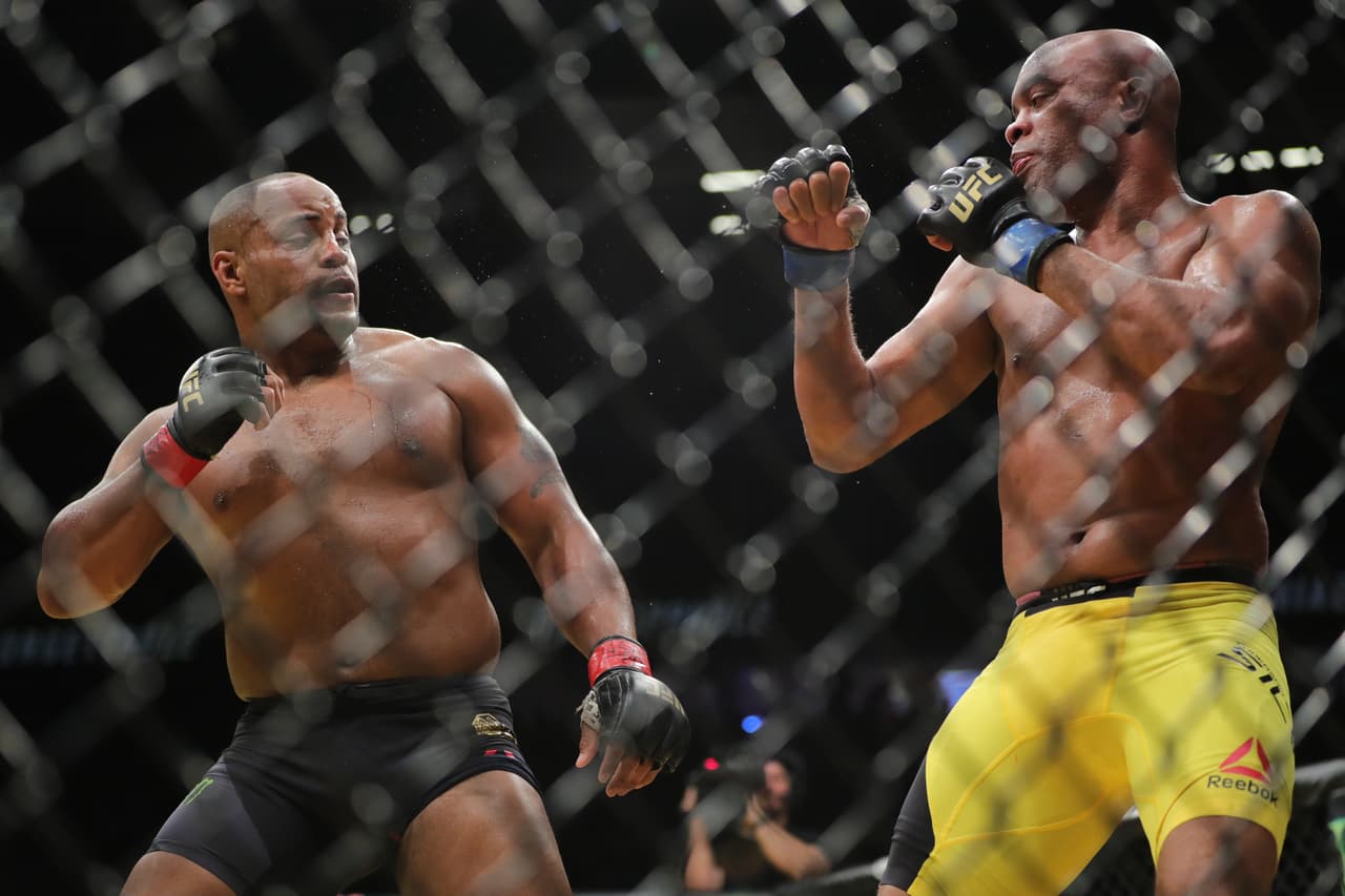 A pesar de la desventaja, el brasileño Anderson Silva no se la puso fácil a Cormier.