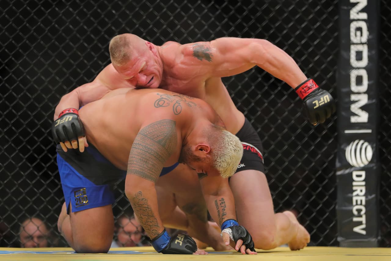 En el suelo Lesnar castigó y controló a Hunt para llevarse la pelea por puntos.