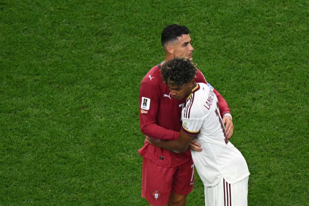 El portugués Cristiano Ronaldo (7) abraza al español Lamine Yamal (19) tras finalizar el partido de octavos de final de la Copa del Mundo entre Portugal y España en Arlington, Texas, cerca de Dallas, el lunes 6 de julio de 2026.