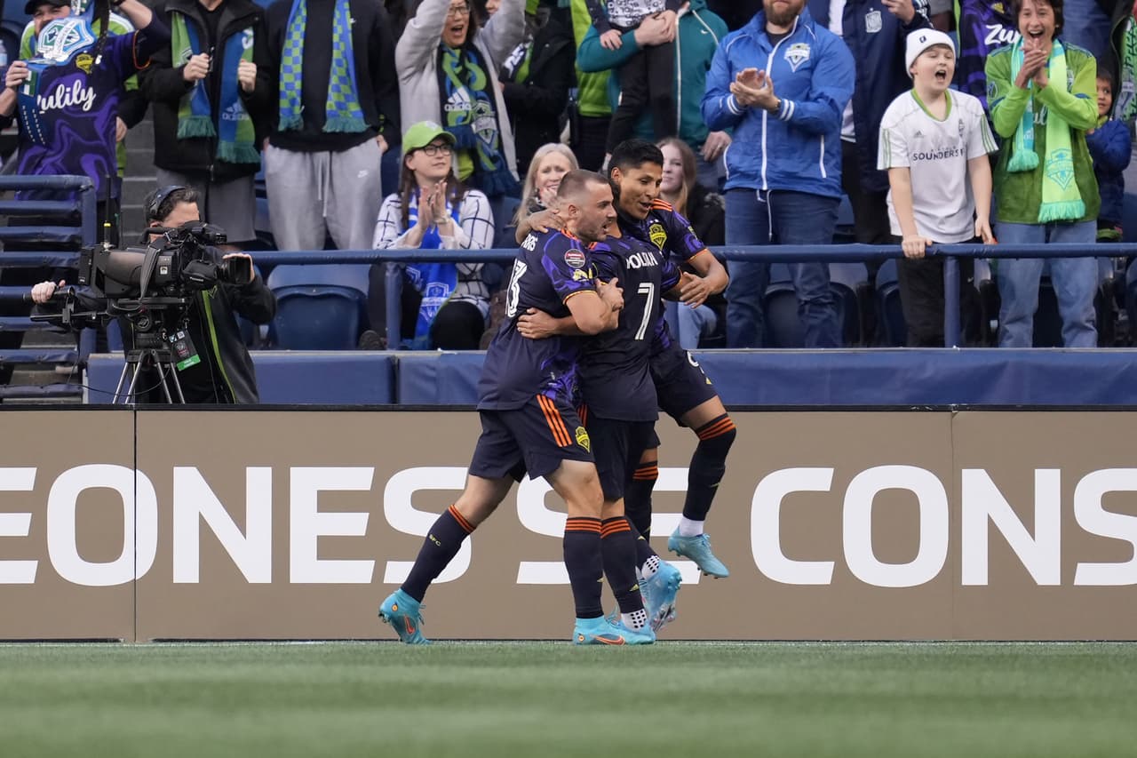 El dominio de Seattle se vio reflejado en el marcador a los 16 minutos, cuando los que saben se juntaron en el área para armar una increíble triangulación que Albert Rusnak concretó con un disparo cruzado para el 1-0.