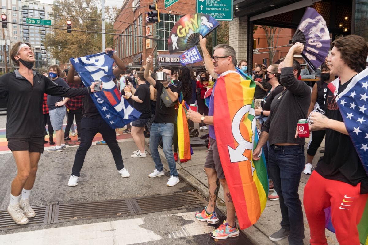 Simpatizantes de Joe Biden y Kamala Harris se reunieron este sábado en el centro de Atlanta para celebrar la victoria electoral.