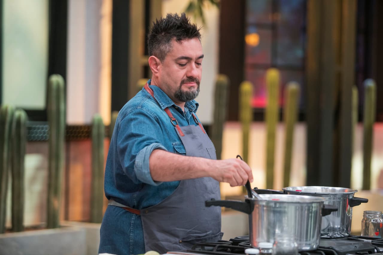 Este experto en caldos mostró sus secretos y tips para elaborar el más rico. Esta fue precisamente la primera prueba de la noche, de la cual se elegiría a un ganador.