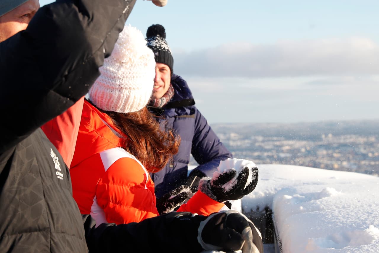 La duquesa sorprendió al padre de George y Charlotte lanzándole una bola de nieve durante su visita a Oslo, en donde las temperaturas oscilan entre los 10 y 15 grados Fahrenheit.
<br>