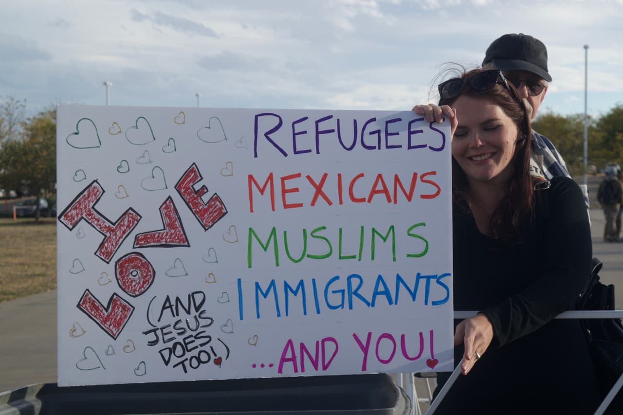 Protestantes contra Donald Trump se instalan con pancartas a las afueras del Centro de Eventos Budweiser en Loveland, Colorado, el 3 de agosto de 2016.