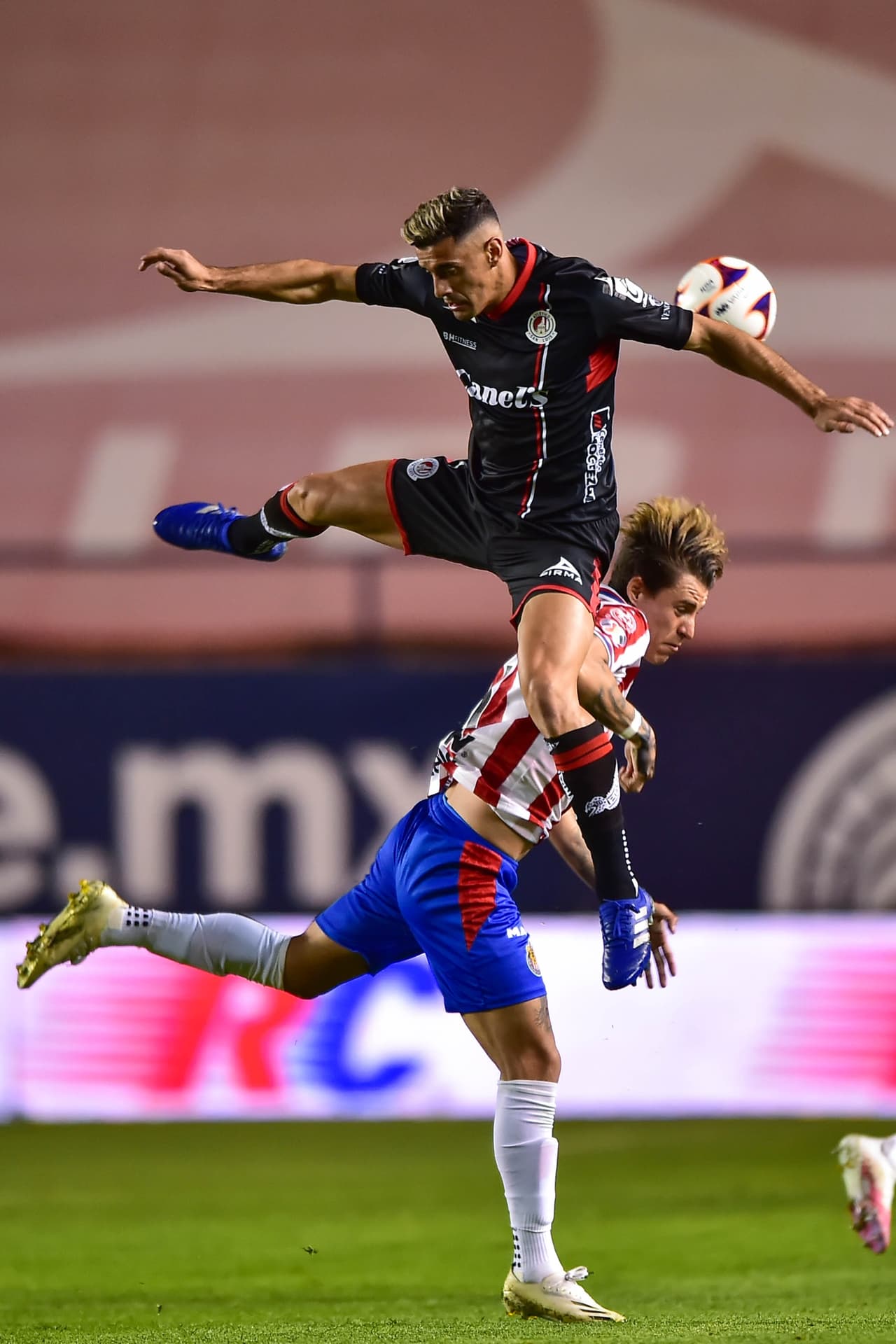 Con doblete de Nicolás Ibáñez y gol de Ramiro González los potosinos vencen 3-1 a las Chivas y se quedan con los tres puntos.
