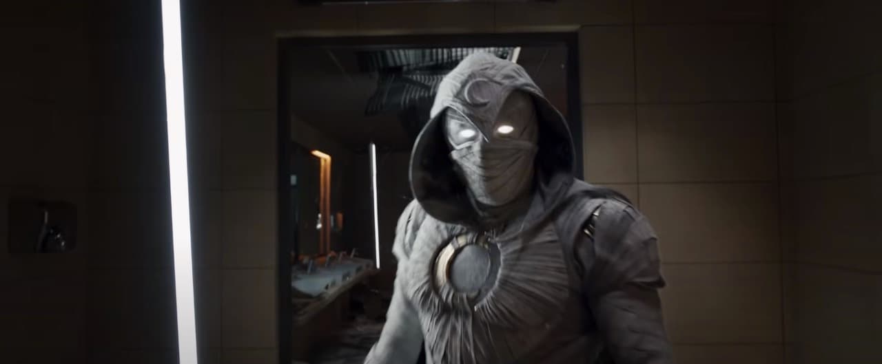 Steven Grant/Marc Spector (Oscar Isaac) como busca detener al villano Arthur Harrow (Ethan Hawke).