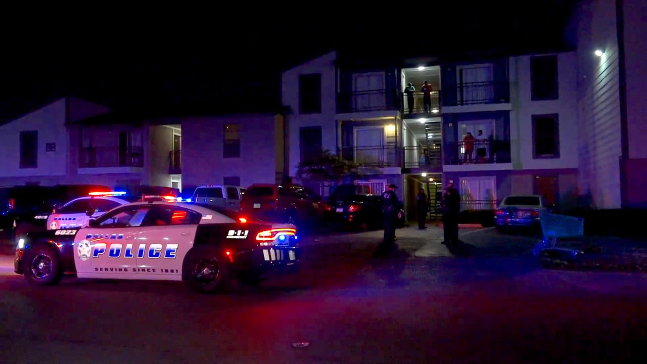 Jaime Gómez, de 48 años, falleció a causa de sus heridas tras ser apuñalado varias veces junto a dos hombres más, según la policía. El sospechoso se habría dado a la fuga del lugar y las autoridades se encuentran investigando el incidente.