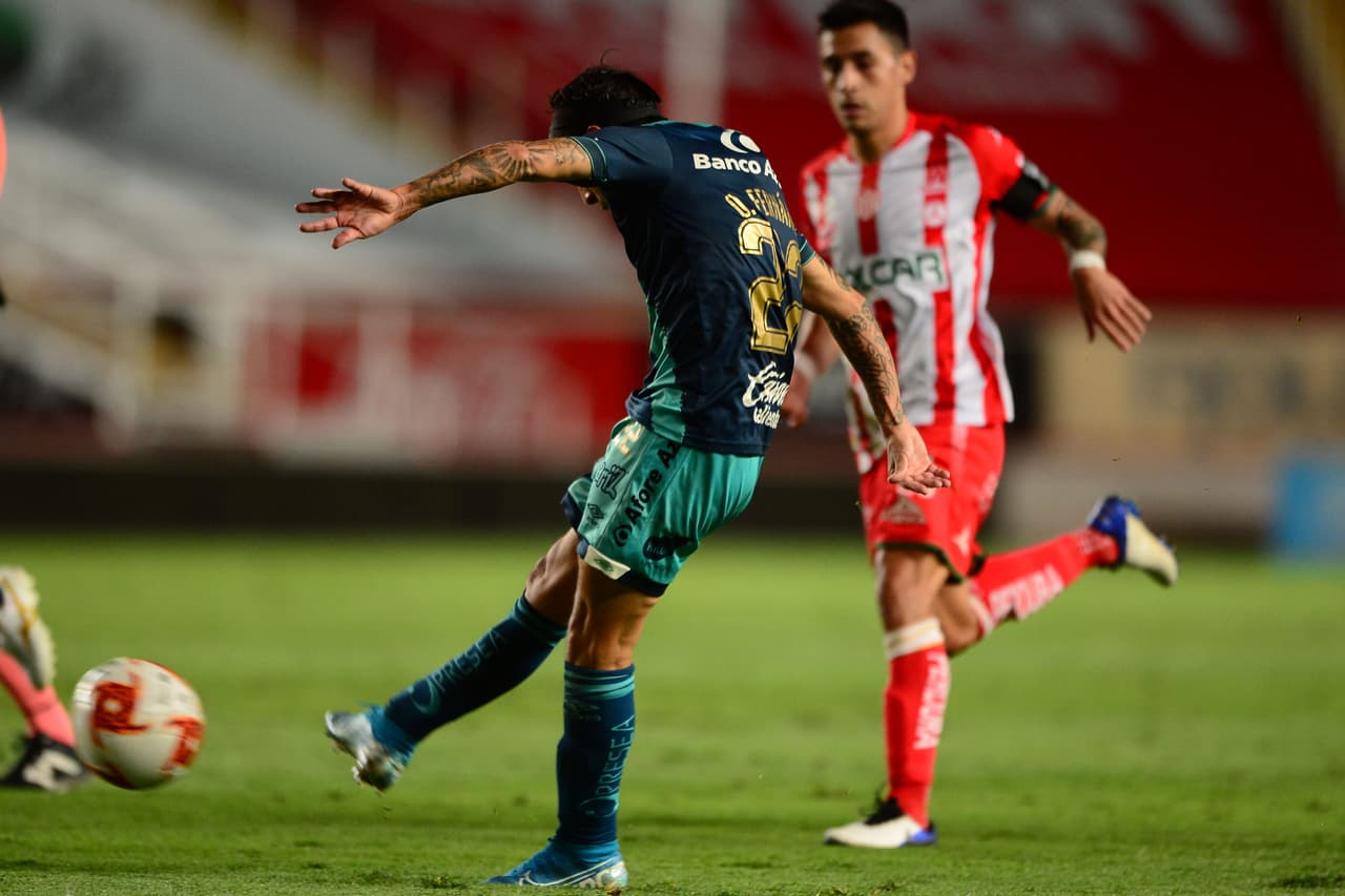 Omar Fernández disparó desde fuera del área para marcar tremendo golazo.