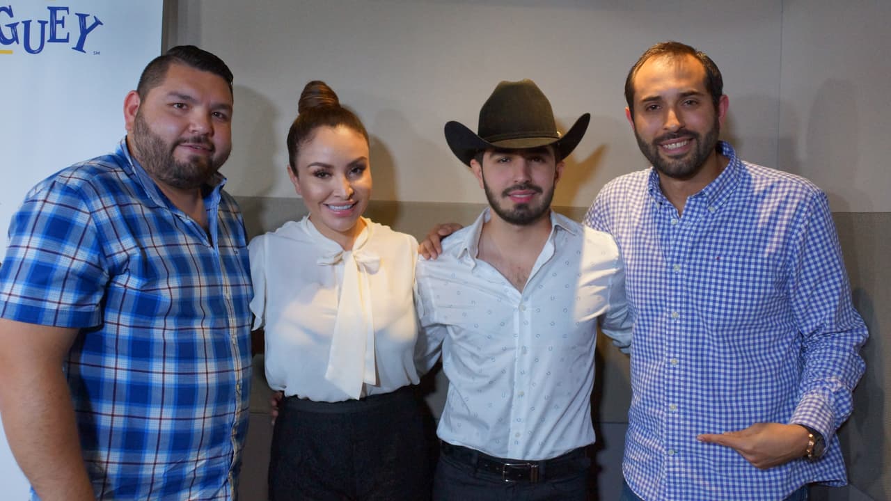 Joss Favela llegó con guitarra en mano a la cabina del Free-guey show y nos deleitó con su música.