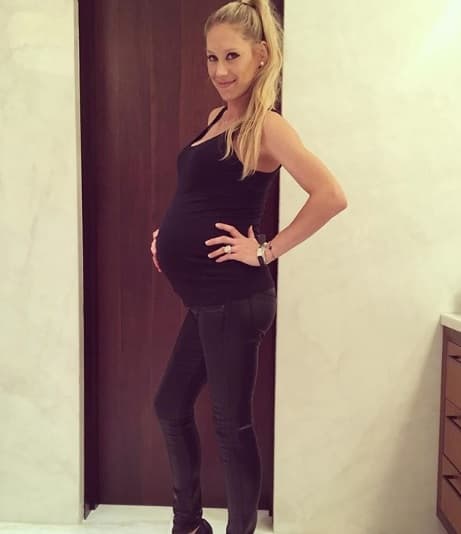 El embarazo de Anna Kournikova se mantuvo completamente alejado del ojo público. Fue hasta el 3 de mayo de 2018 -cinco meses después de estrenarse como mamá- que presumió cómo lucía su pancita de 37 semanas.
