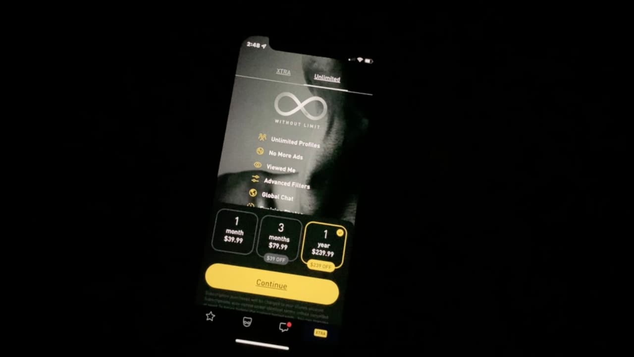 Las estafas románticas ocurren cuando un delincuente adopta una identidad en línea falsa para ganarse el afecto y la confianza de la víctima.