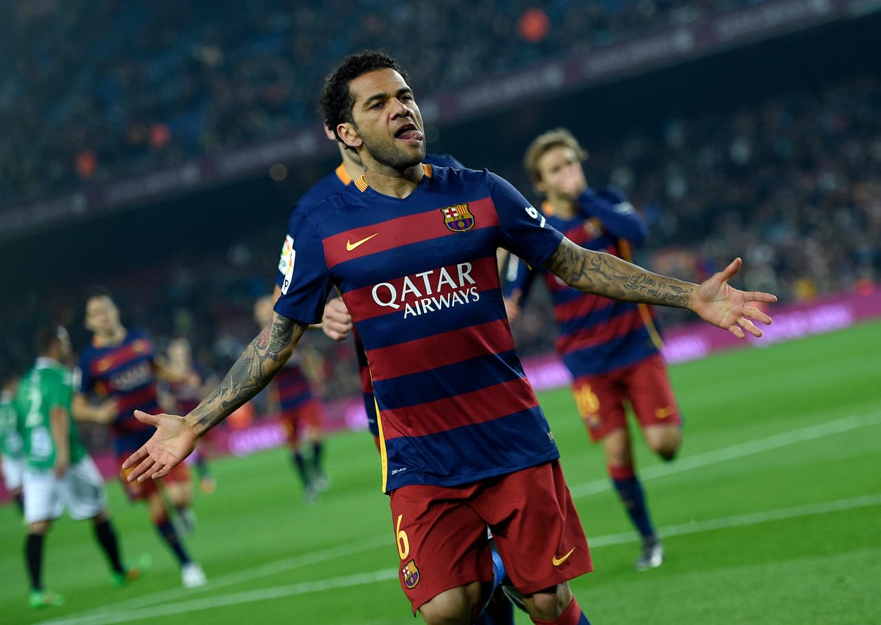 Dani Alves dejó el balón para cantarle a su novia