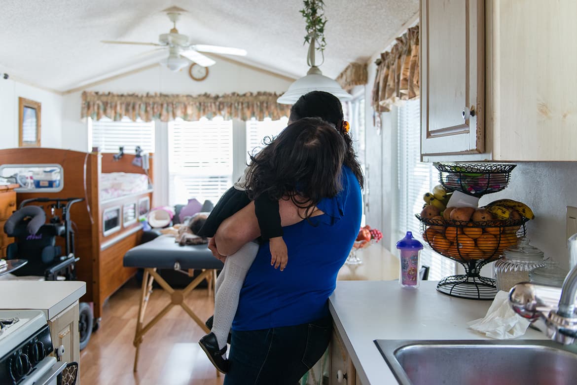 Inmigrantes temen por sus hijos discapacitados: "¿Quién cuidará de Abril si nos deportan?"