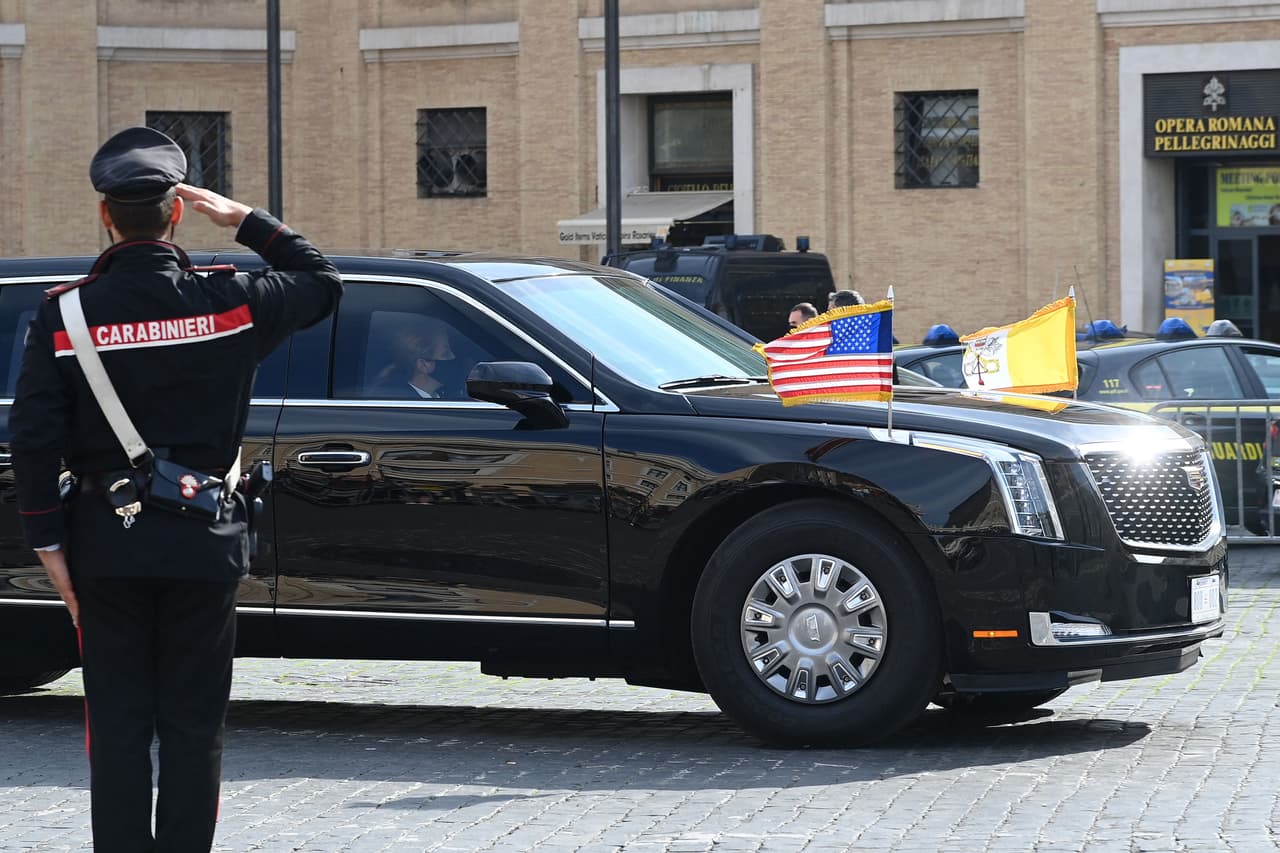 Biden llegó al Vaticano desde la residencia del embajador estadounidense en Roma a bordo de una caravana inusualmente larga, formada por más de 80 vehículos. En parte por las restricciones italianas contra el covid-19 sobre el número de personas que pueden viajar en un mismo auto.