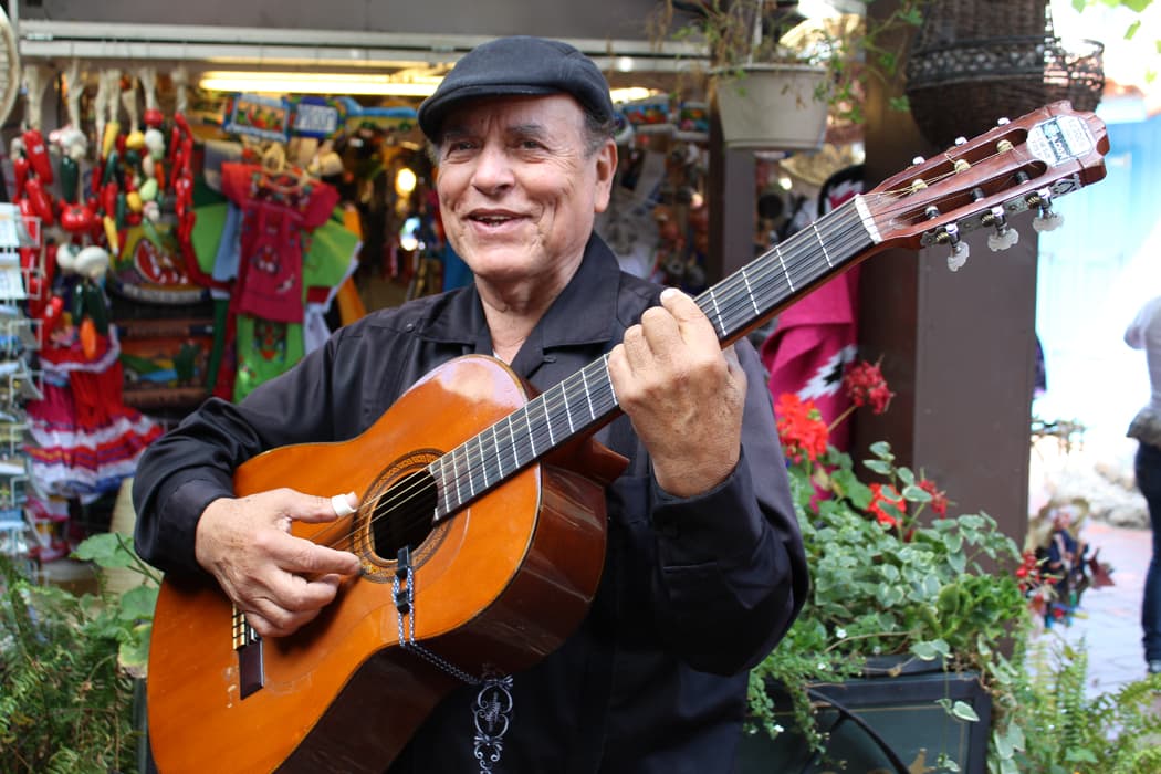 Rubén Becerra toca la guitarra desde los 17 años y ahora comparte su música en la Plaza Olvera.