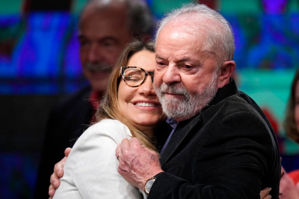 <b>Victoria con sabor amargo para el expresidente Luiz Inácio Lula da Silva</b> este domingo en Brasil, que no consiguió evitar el balotaje. El 30 de octubre, exmandatario izquierdista se medirá en segunda vuelta al presidente Jair Bolsonaro, quien obtuvo un resultado mejor de lo que indicaban las encuestas.