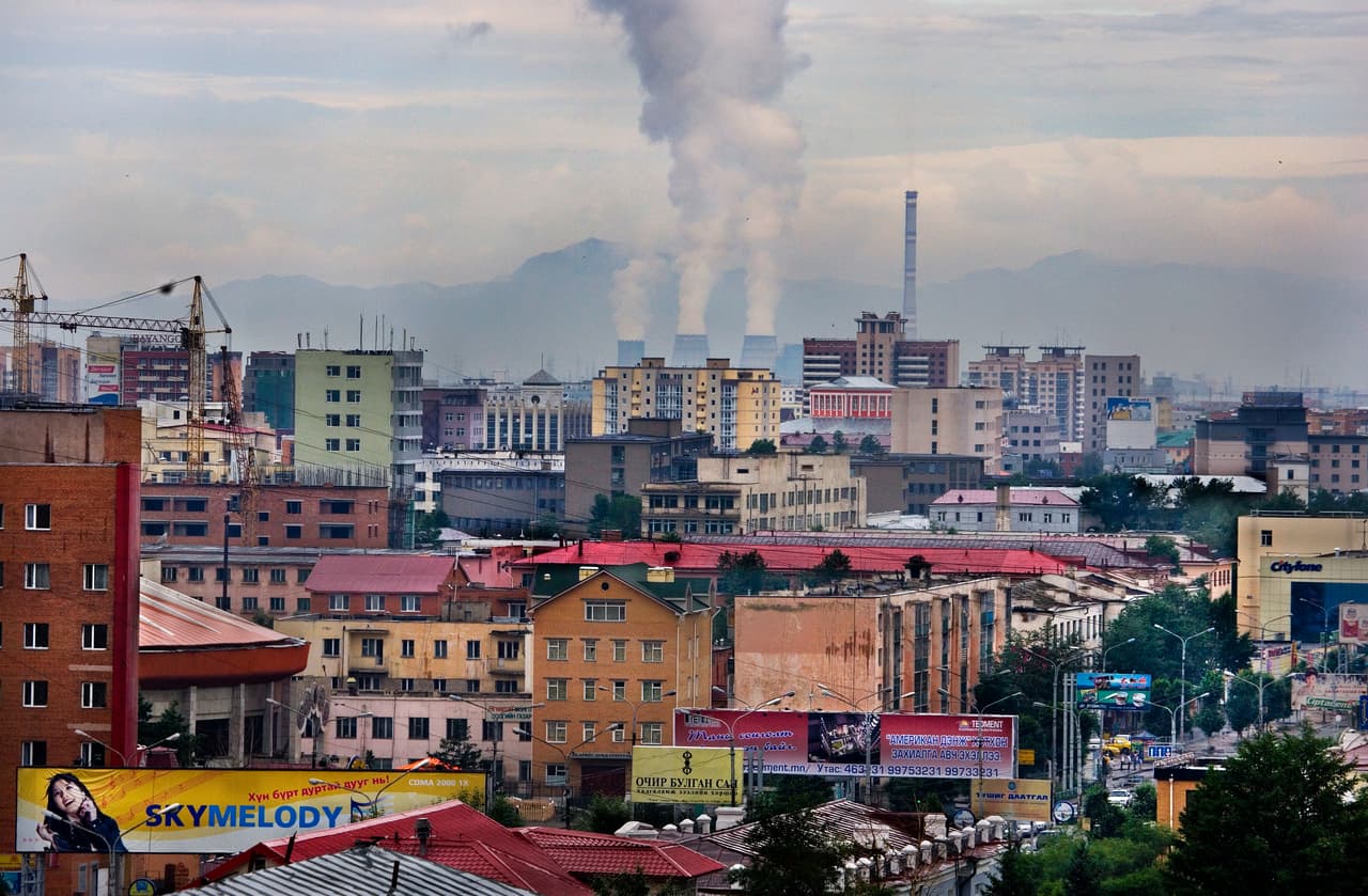 <b>Ulaanbaatar, Mongolia.</b> Tres centrales eléctricas que operan con carbón en la ciudad, ubicada en un valle, liberan gases contaminantes a la atmósfera y exponen a sus habitantes a uno de los aires más contaminados del mundo.