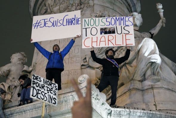 Con pancartas "Todos somos Charlie", "Muertos por sus dibujos" la gente formó parte del rally en apoyo a las víctimas.