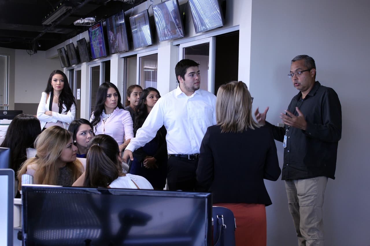 Manuel Moreno, productor ejecutivo dando indicaciones al equipo completo.