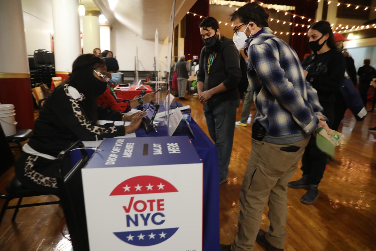 Al distribuir la votación durante un período más largo, la votación anticipada ayudará a aliviar los tiempos de espera el día de las elecciones.