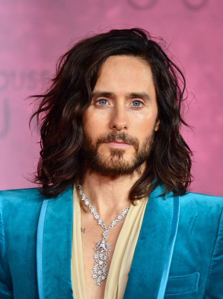 Jared Leto luce irreconocible en su interpretación de Paolo Gucci en la película, pero regresó a su imagen habitual en la alfombra roja.