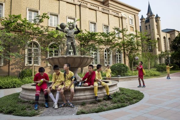 China pone sus esperanzas en estos niños futbolistas que entrenan en la academia de fútbol más grande del mundo.