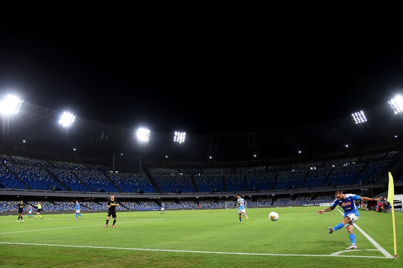 Matteo Politano del Naapoli ejecutando un córner en el Stadio San Paolo en Nápoles ¡Toma sensacional!