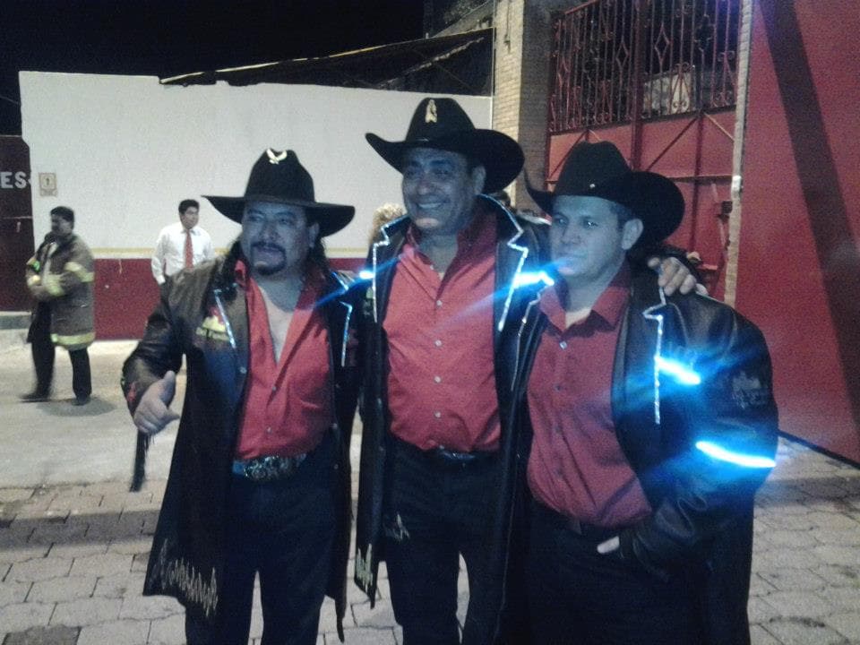 Los vocalistas de la agrupación Raúl Ortega y Pepe Morfín fueron los más afectados tras el accidente, el primero tiene fisuradas un par de costillas y Morfin, tres fracturas en el femur. Aquí junto a Pepe Guardado.