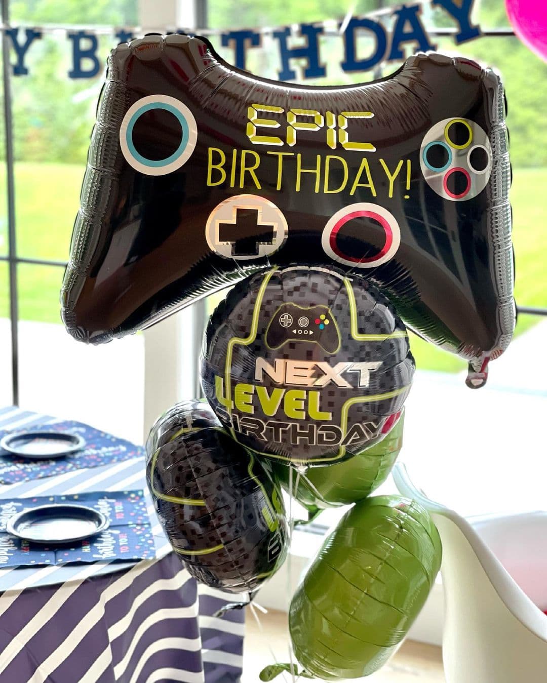 "Mi hijo dice ahora que lo que 
<b><a href="https://www.univision.com/shows/el-break-de-las-7/thalia-revela-a-chiquinquira-delgado-lo-que-mas-disfruta-hacer-despues-de-los-40-video">quiere ser es un 'gamer'</a></b>
<i>, </i>están en esos días sabes, le encanta sus juegos, hace unas esculturas hermosas", compartió la cantante en El Break de las 7.
<br>