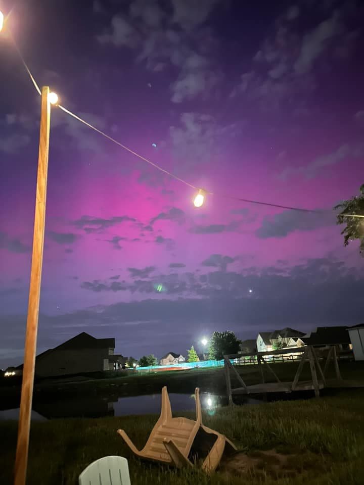 En Lavon, Texas, Erika Soto captó esta increíble fotografía de las nubes y de fondo un cielo en tonos magenta.
