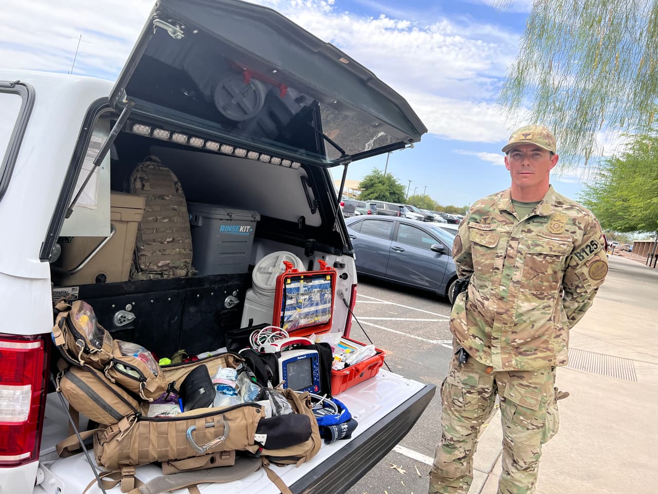 Jonathan Elledge es agente del equipo especial de Búsqueda y Rescate (BORSTAR), él dijo que los migrantes pierden tiempo mientras se comunican con la familia y la familia con el consulado. Cuando la llamada les llega a ellos algunas veces el migrante ha muerto. "Es mejor que marquen al 911 y no pierdan tiempo porque en el desierto es de vida o muerte".