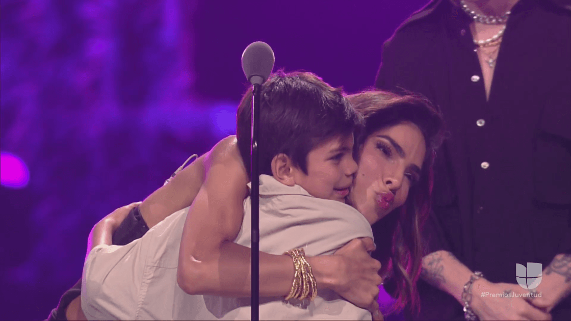 Al borde de las lágrimas agregó: "Gracias Univision, gracias Televisa, gracias a ustedes. Vengo de una familia muy humilde en Tijuana, donde muchas veces soñé en grande, pero siempre pensé que mis sueños no se iban a hacer realidad y ahora les digo a ustedes que tiene sueños grandes les digo sí se puede, juro que sí se puede con determinación, con confianza, con esfuerzo, con mucho mérito pueden lograr lo que ustedes quieran", aseveró.