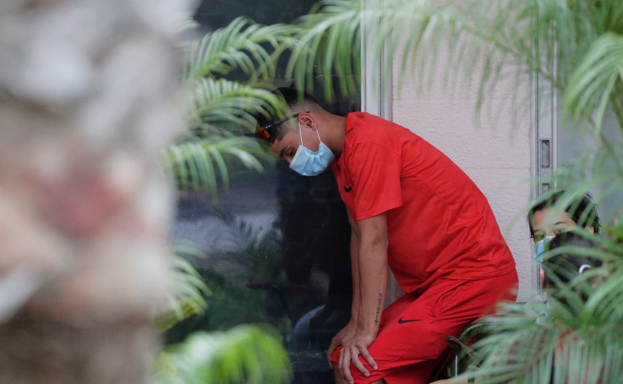 Familiares esperando junto a la ventana de un hombre con covid-19 en el Starr County Memorial Hospital, el martes 28 de julio de 2020 en Rio Grande City, Texas. Algunos pacientes han sido trasladados a Oklahoma City, y pocos sobreviven, lo que deja a las familias la carga adicional de conseguir que les envíen de vuelta los cuerpos.
<br>