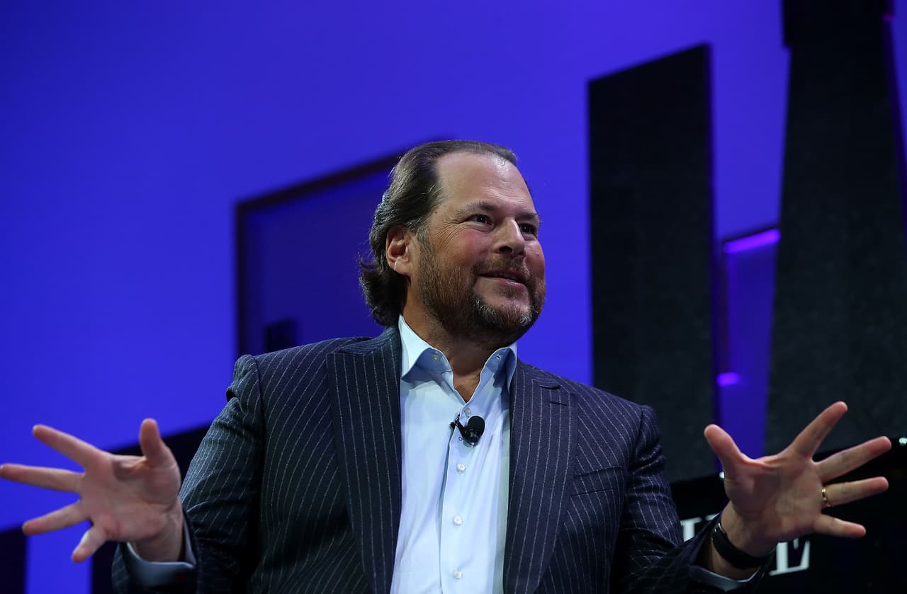 <b>18. Marc Benioff (Salesforce.com). Salario y compensaciones (2016): $33,362,903</b>
<br>Benioff tiene 52 años y nació en San Francisco, California. Es el cofundador, presidente y CEO chairman de la firma de software que lanzó en 1999. Anteriormente, pasó 13 años en el gigante Oracle. Además es filántropo.