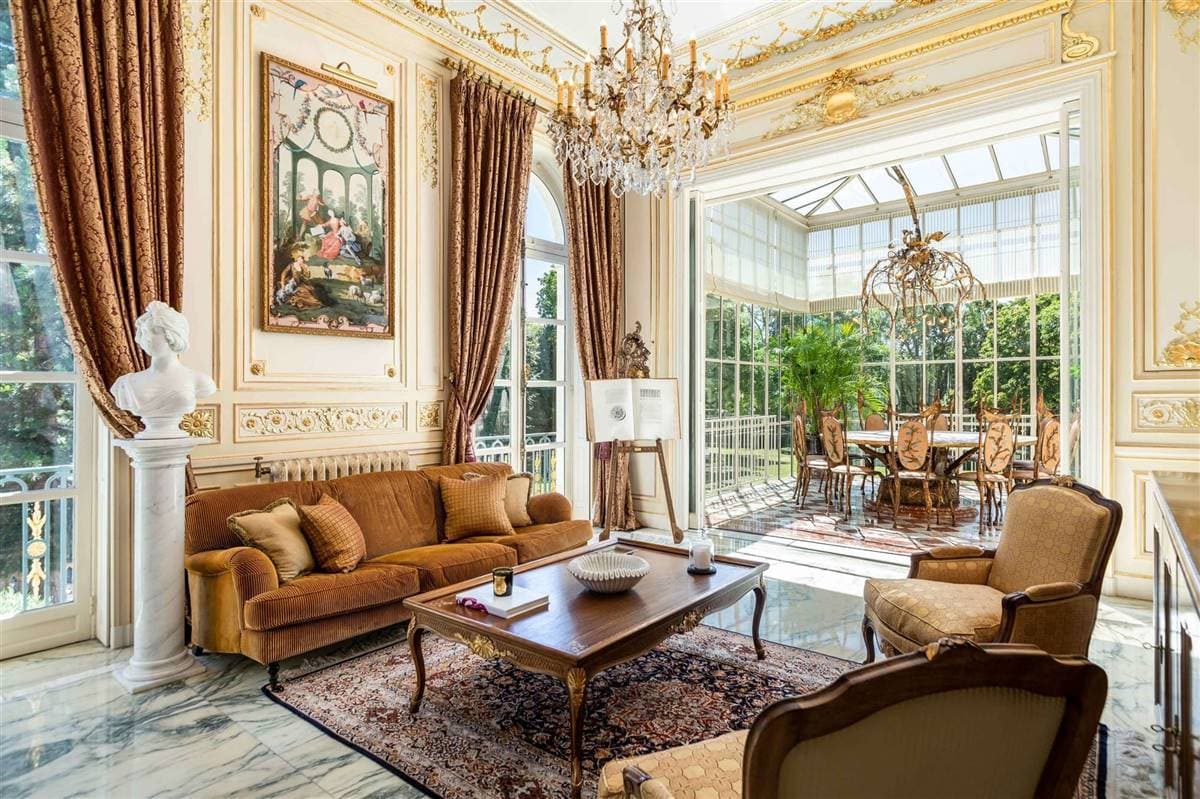 El lugar donde posiblemente podría vivir Messi y su familia es llamado Palacio Rosa (Palais Rose), construcción del año 1900 inspirada en el Grand Trianon y que está catalogado como monumento de interés histórico, pues cuenta con techos altos, grandes ventanas y muebles de la época. La residencia se encuentra 20 minutos de París.